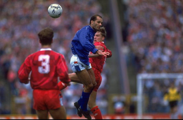 1989:  Ray Wilkins (centre) of Rangers heads the ball during the Skol Cup Final match against Aberdeen at Hampden Park in Glasgow, Scotland. Aberde...